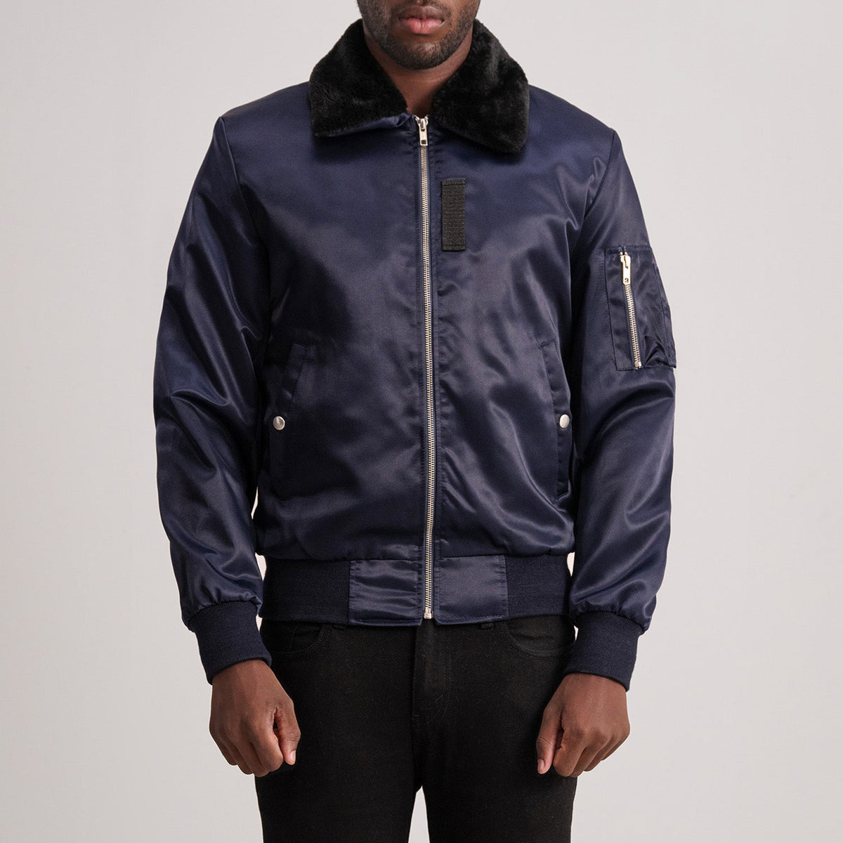 
Clyde B-15 أزرق جاكيت بومبر جلد رجالي in Blue Satin - عرض أمامي وقَصّة مفصلة أنيقة | شراء أونلاين عبر المتجر الرسمي