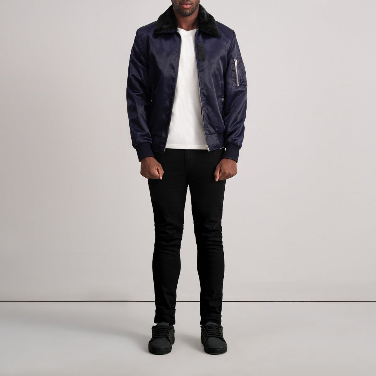 
تفاصيل مقربة of Removable faux fur collar & Zipper Hardware on Clyde B-15 أزرق جاكيت بومبر جلد رجالي