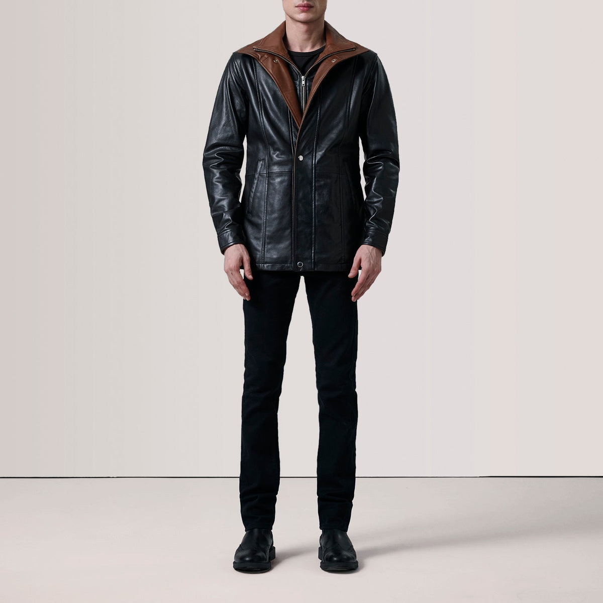 Black Sheepskin leather Coat - عرض خلفي يوضح تفصيل الأكتاف وحاشية السترة المتقنة