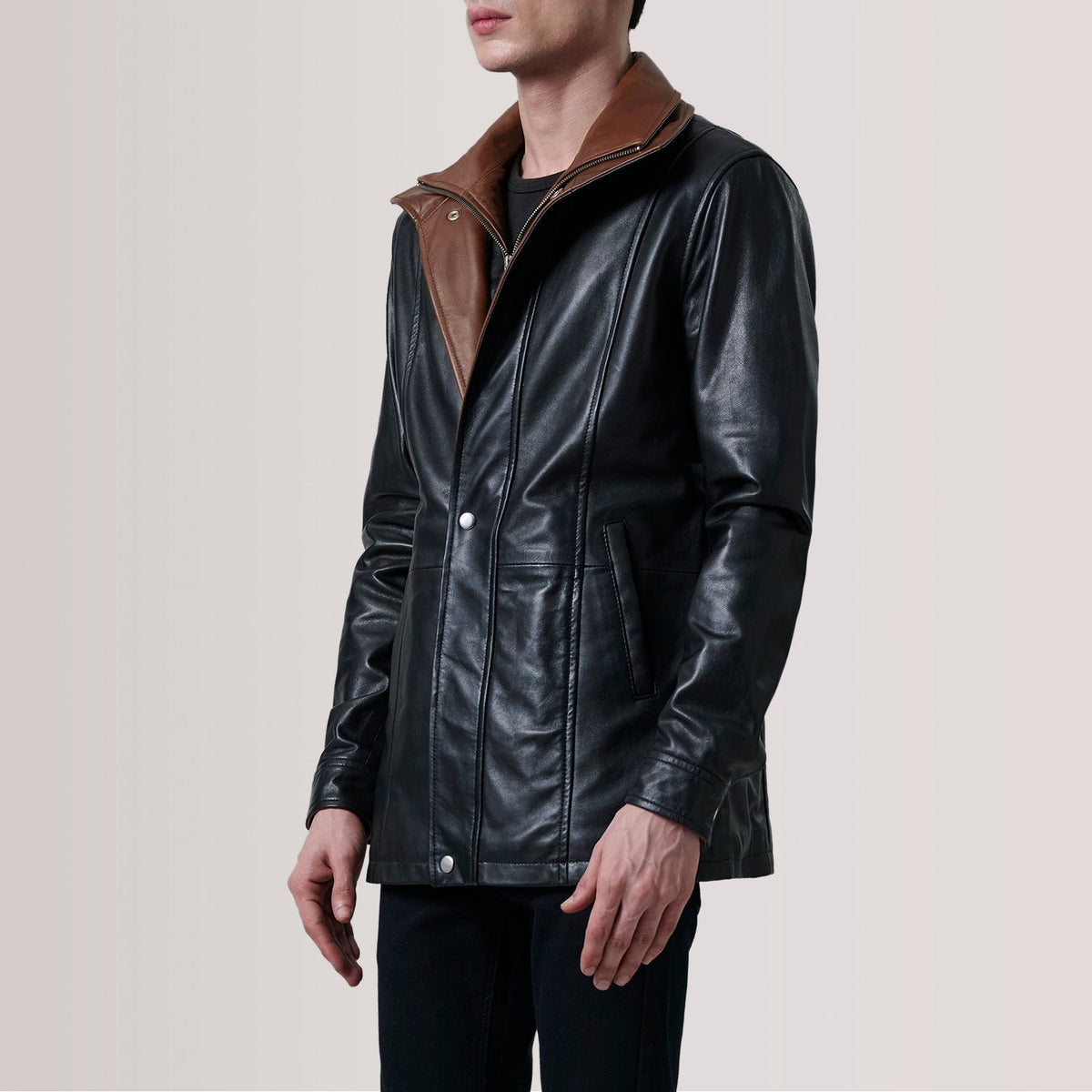 Connor Black Leather Coat For Men - عرض جانبي يوضح قصة الأكمام والقصة الرياضية الانسيابية