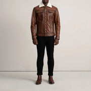 Dallis بني Leather Shearling Trucker جاكيت جلد رجالي - عرض جانبي يوضح قصة الأكمام والقصة الرياضية الانسيابية
