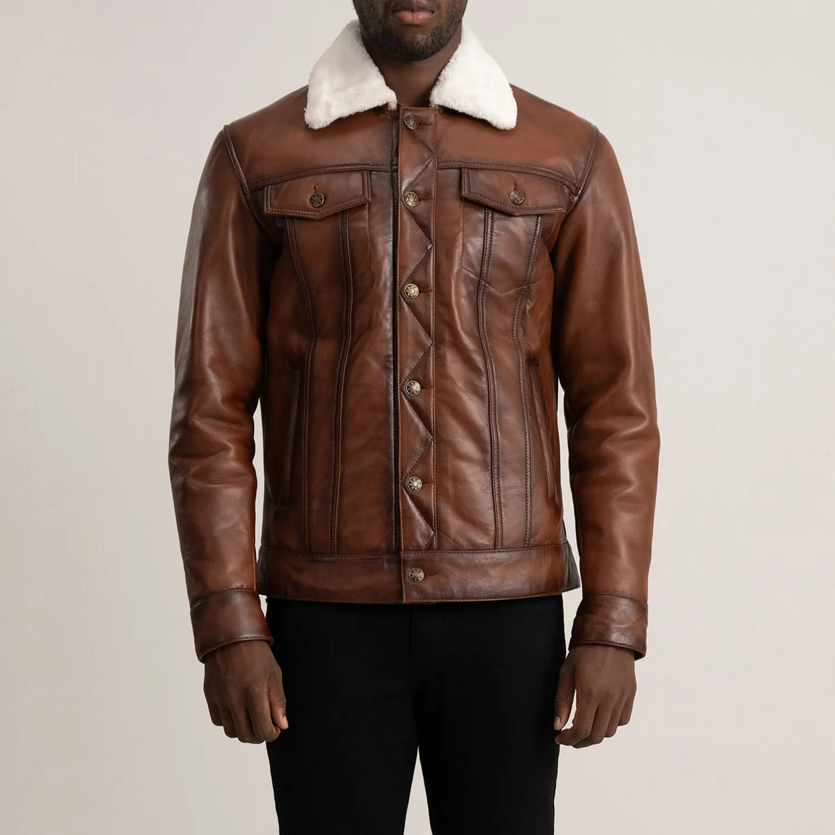 تفاصيل مقربة of Classic Collar &amp; Button Hardware on Dallis بني Leather Shearling Trucker جاكيت جلد رجالي