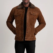 
Dallis بني Suede Shearling Trucker جاكيت جلد رجالي in Brown Goatskin Suede - عرض أمامي وقَصّة مفصلة أنيقة | شراء أونلاين عبر المتجر الرسمي