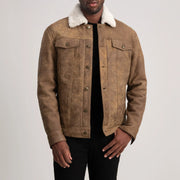 
Dallis Snuffed Brown Shearling Trucker Jacket in Distressed Brown Sheepskin Snuffed - عرض أمامي وقَصّة مفصلة أنيقة | شراء أونلاين عبر المتجر الرسمي