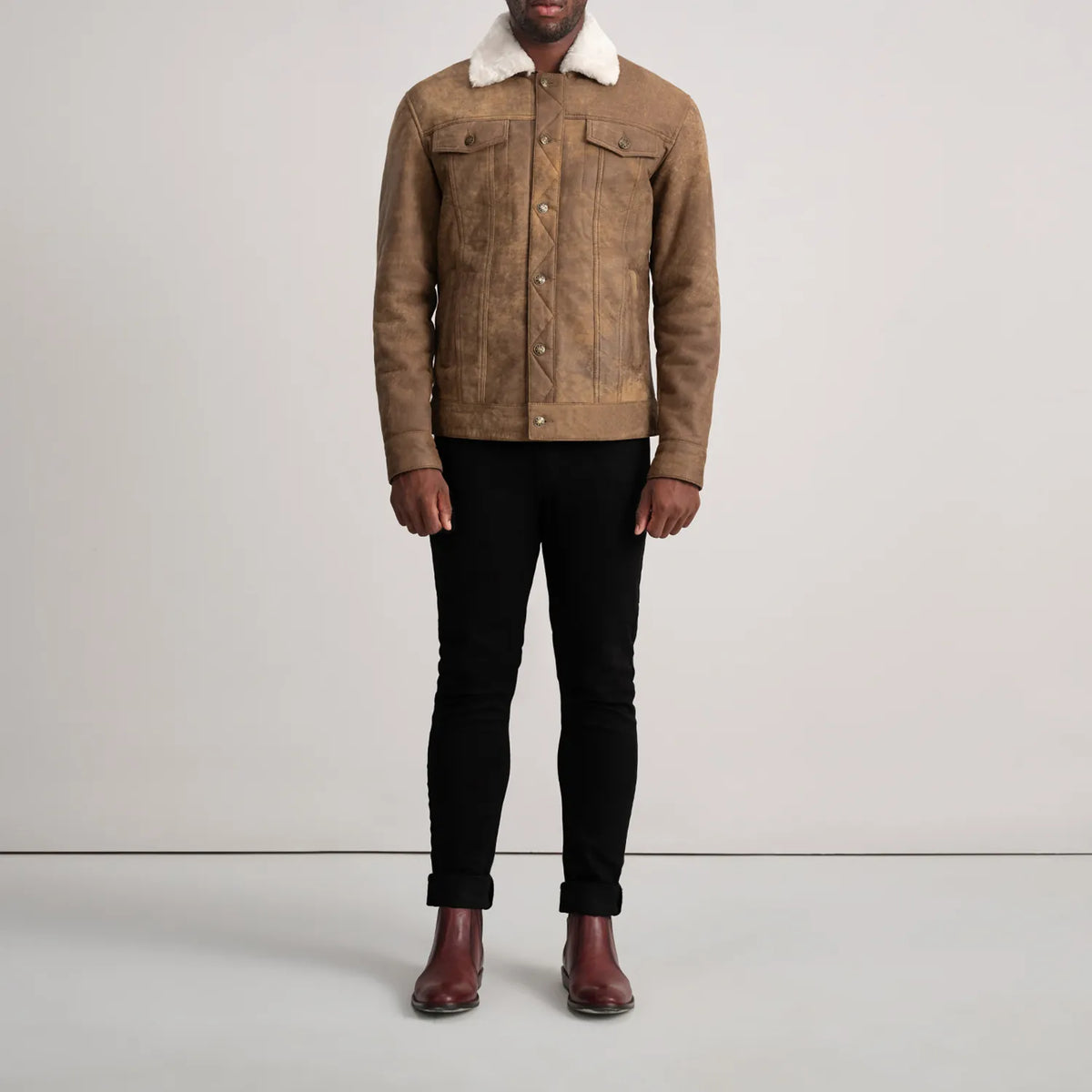 
Dallis Snuffed Brown Shearling Trucker Jacket - عرض جانبي يوضح قَصّة الأكمام المريحة