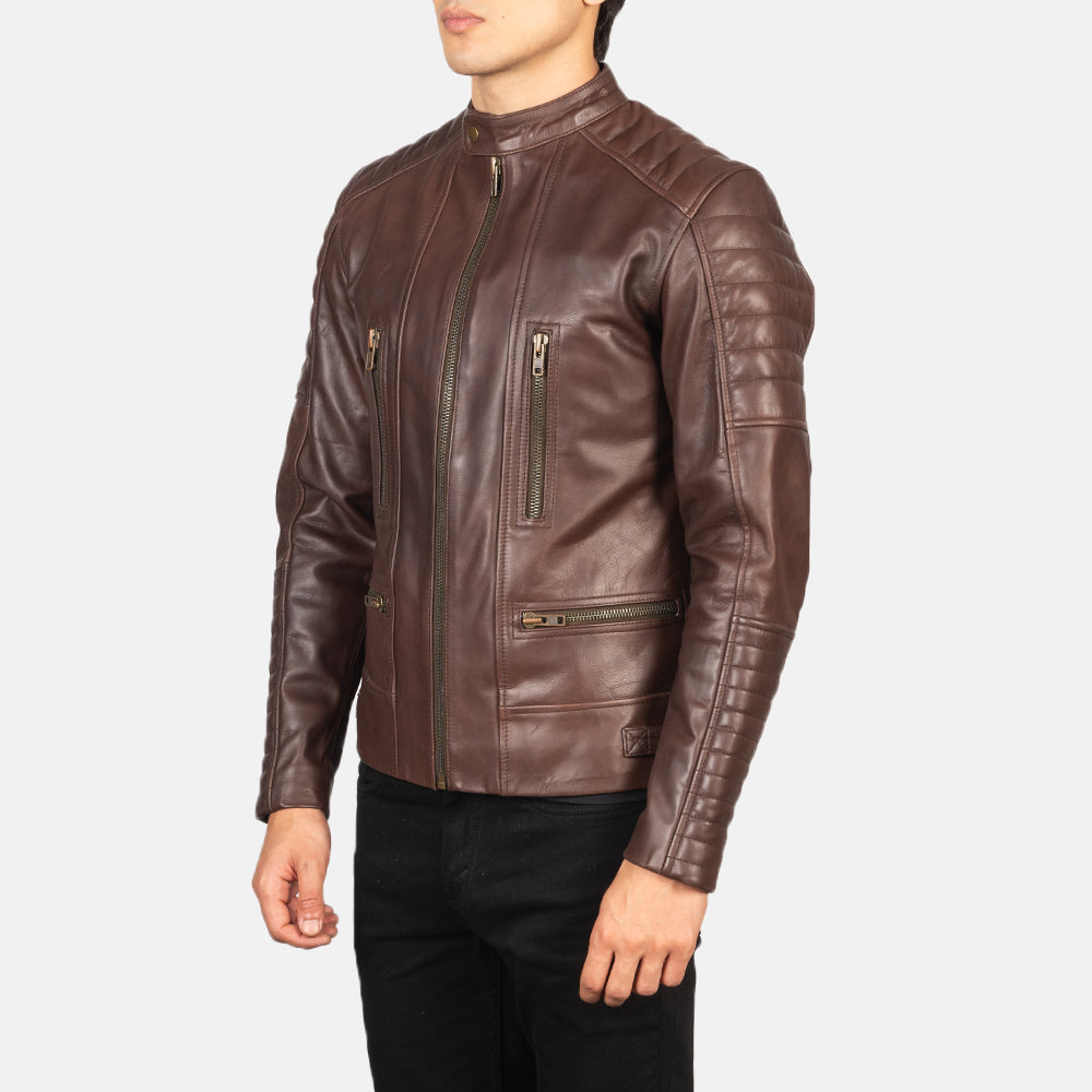 
مظهر الارتداء على موديل لـ  Damian Grey Suede Biker Jacket على عارض أزياء - انسيابية طبيعية في ضوء النهار