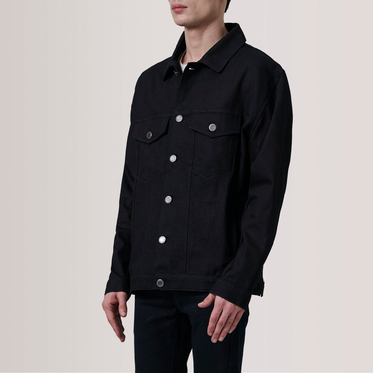 Eddie أسود Oversized Denim Trucker جاكيت جلد رجالي For Men - Lateral Side Profile View Showing Sleeve Cut &amp; Athletic Taper Fit