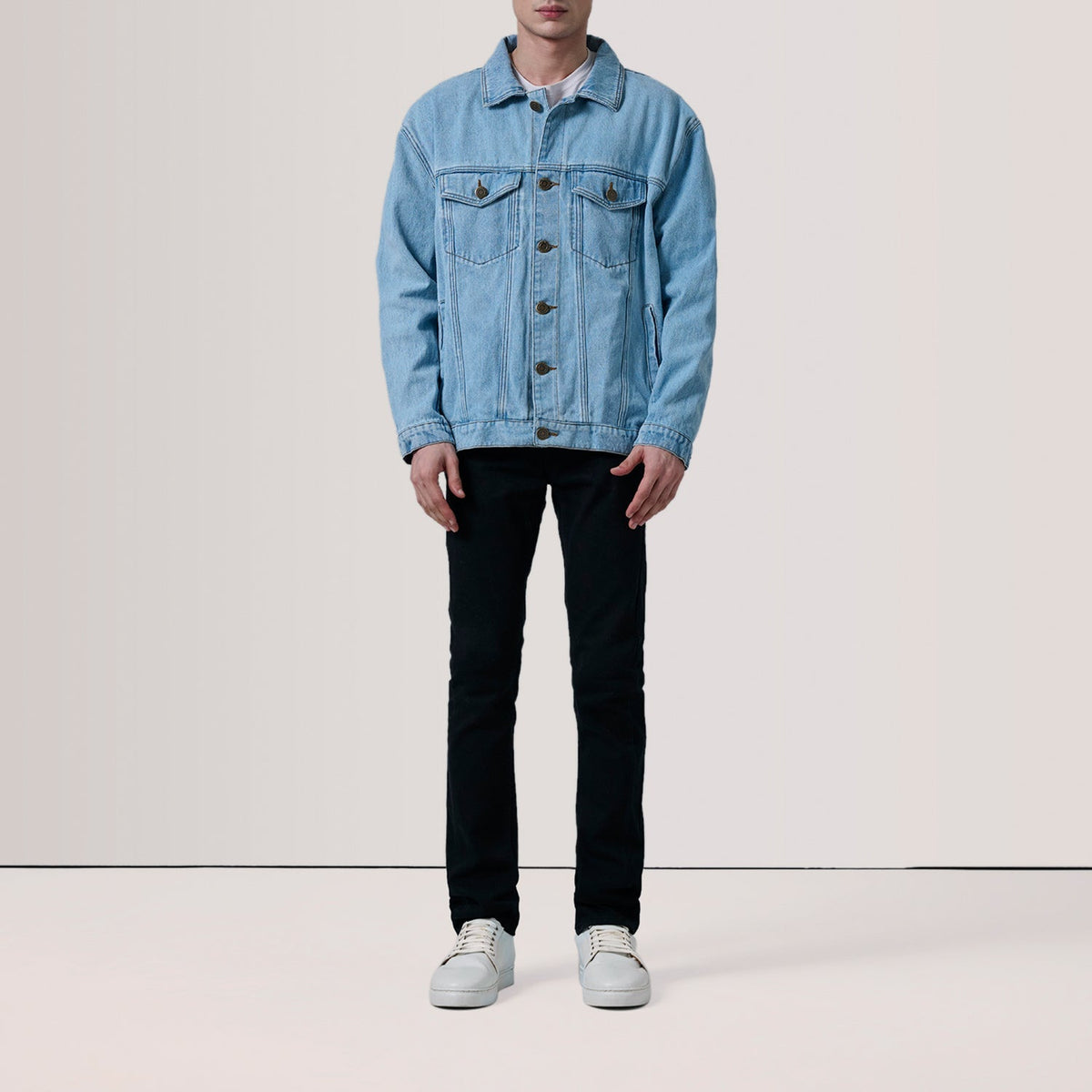
Light Blue Full-Grain leather Jacket - عرض خلفي يوضح تفصيل الأكتاف المتقن والحاشية النظيفة