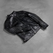 
تفاصيل حرفية لصنع الحاشية في Gatsby Quilted Black Leather Biker Jacket