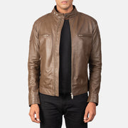 
Gatsby Mocha جاكيت بايكر جلد طبيعي رجالي in Dark Brown Sheepskin Leather - عرض أمامي وقَصّة مفصلة أنيقة | شراء أونلاين عبر المتجر الرسمي