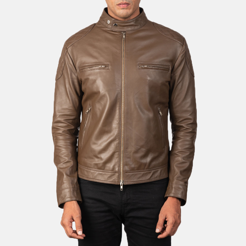 
تفاصيل مقربة of Band with snap buttons & Zipper Hardware on Gatsby Mocha جاكيت بايكر جلد طبيعي رجالي
