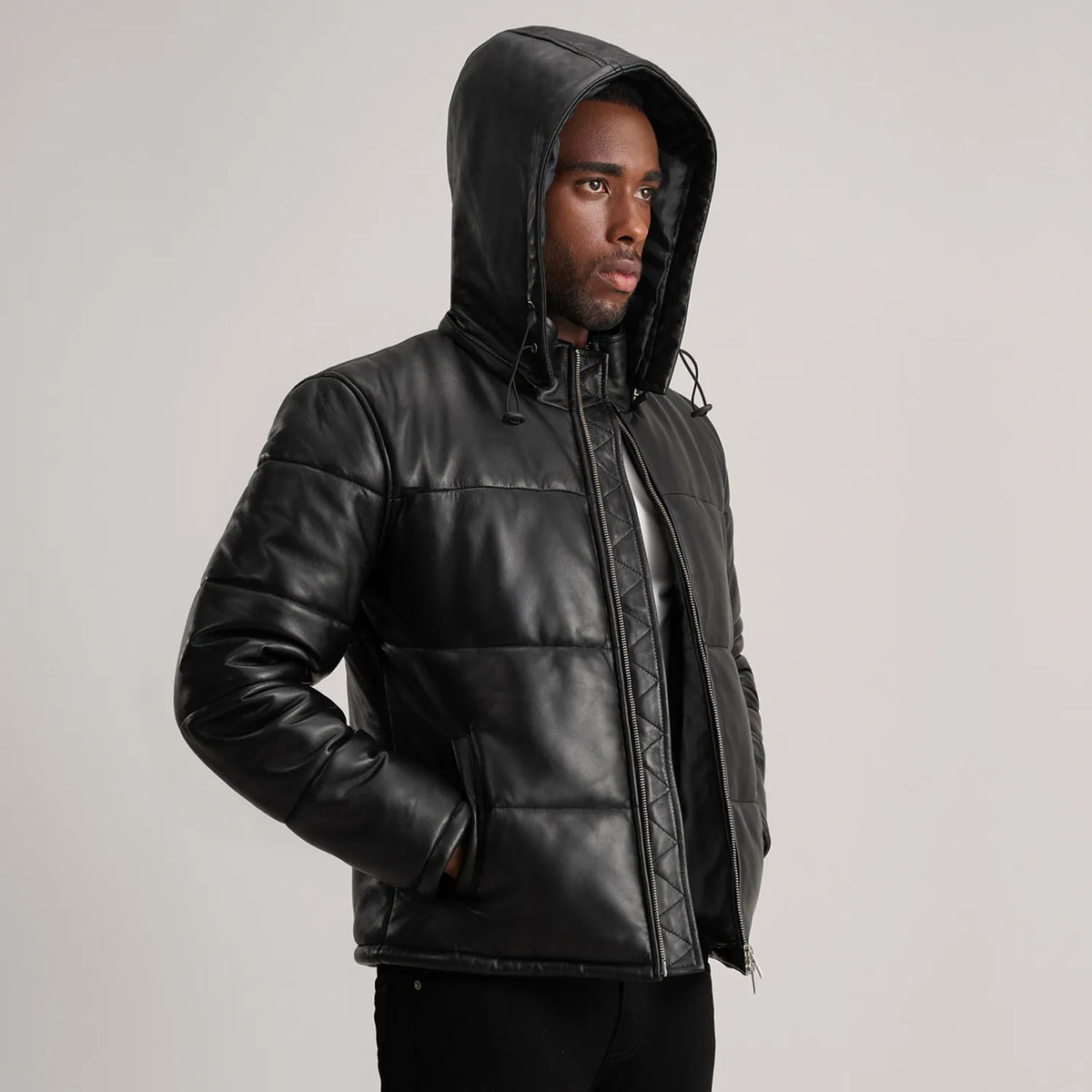 
Tan Brown Sheepskin Leather Hooded Jacket - عرض خلفي يوضح تفصيل الأكتاف المتقن والحاشية النظيفة