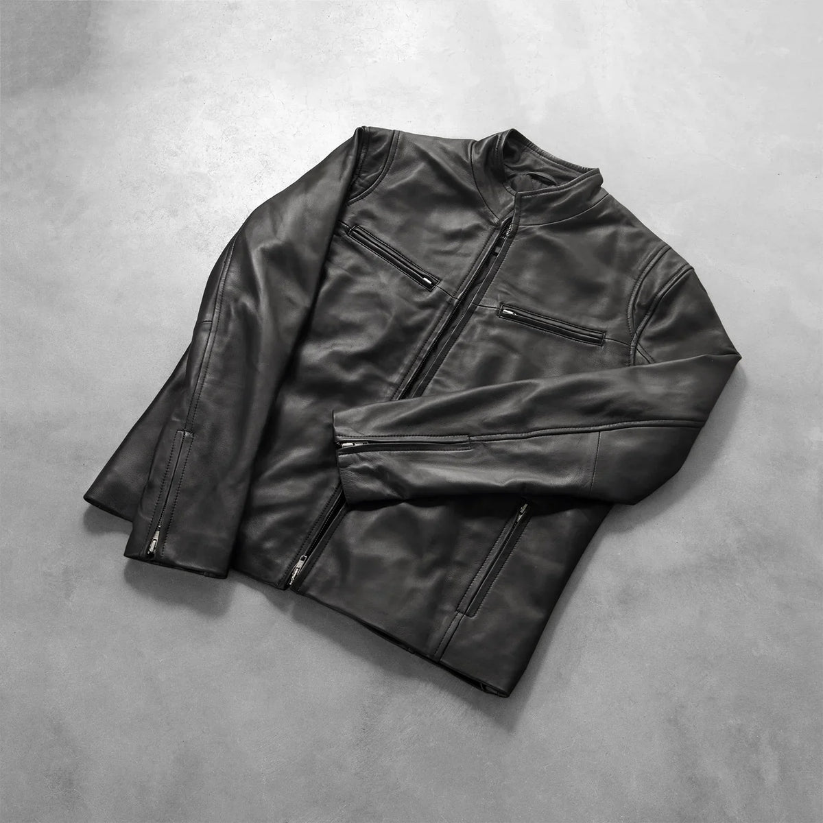 
تفاصيل حرفية لصنع الحاشية في Ionic Black Leather Jacket