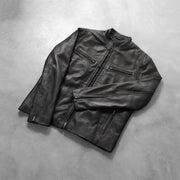 
تفاصيل حرفية لصنع الحاشية في Ionic Black Leather Jacket