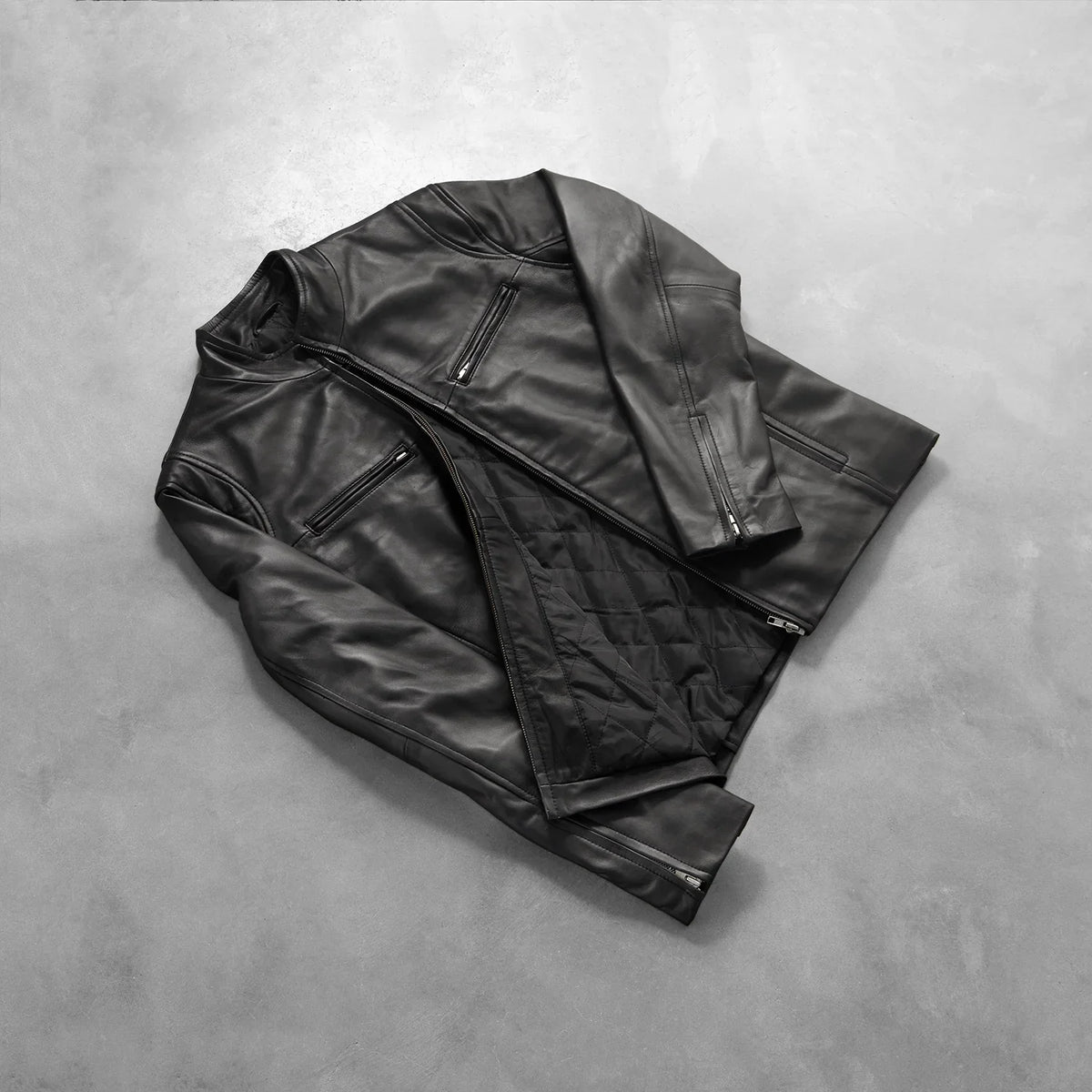 
مظهر الارتداء على موديل لـ  Ionic Black Leather Jacket على عارض أزياء - انسيابية طبيعية في ضوء النهار