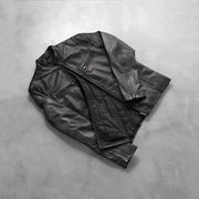 
مظهر الارتداء على موديل لـ  Ionic Black Leather Jacket على عارض أزياء - انسيابية طبيعية في ضوء النهار