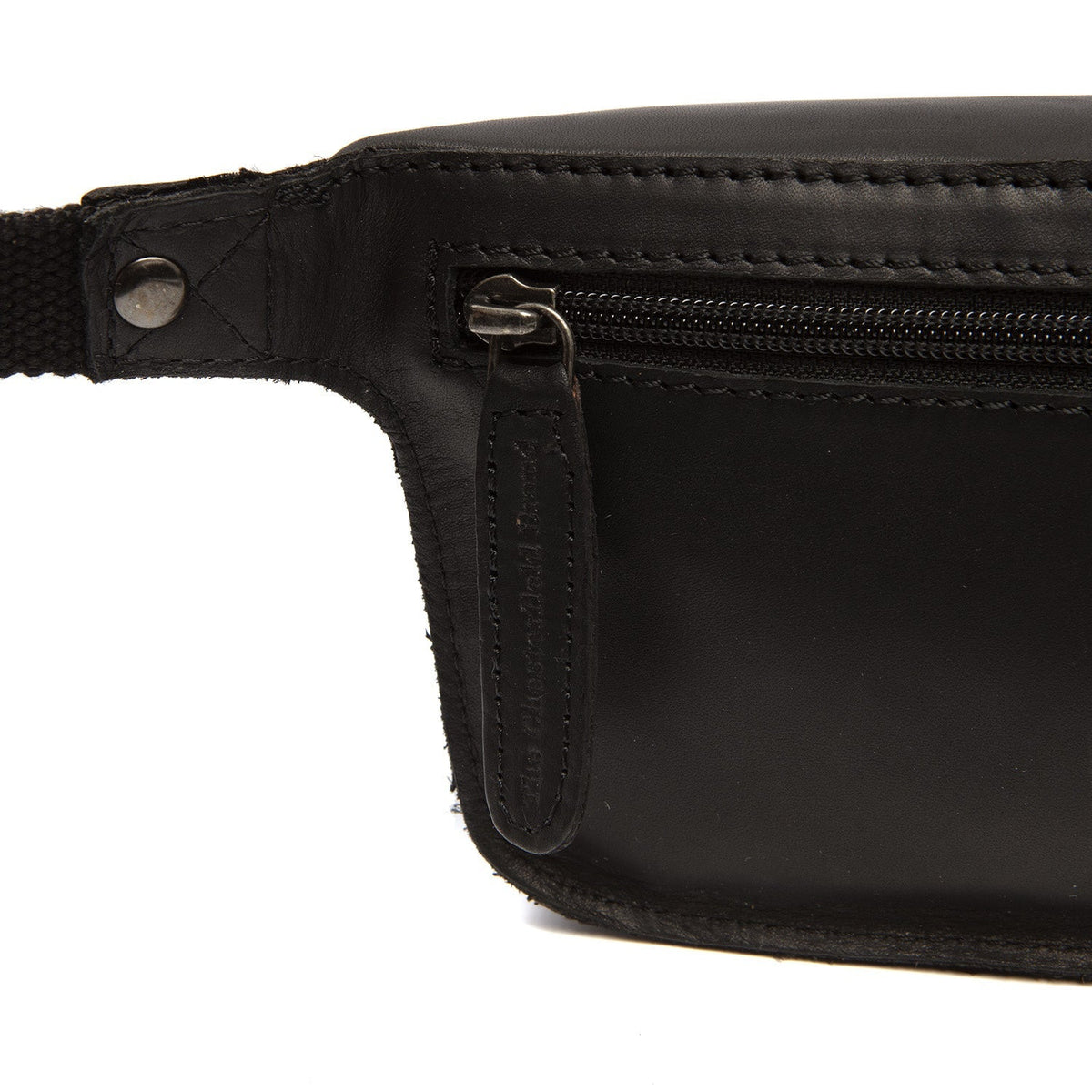 
Solid Antique Brass Hardware & Heavy-Duty Dual Zipper Detail on Toronto حقيبة خصر جلدية