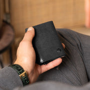 
Classic 100% Full-Grain Leather Card Holder - عرض خلفي يوضح أحزمة الجلد المقواة والخياطة المتقنة