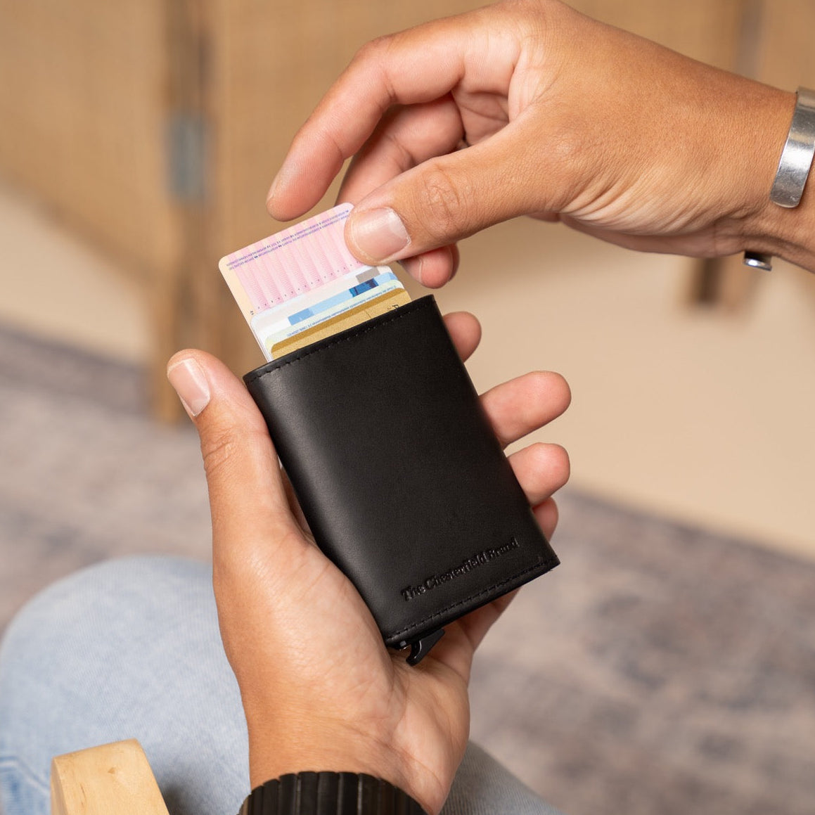 
Classic 100% Full-Grain Leather Card Holder - عرض خلفي يوضح أحزمة الجلد المقواة والخياطة المتقنة