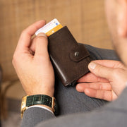
Classic 100% Full-Grain Leather Card Holder - عرض خلفي يوضح أحزمة الجلد المقواة والخياطة المتقنة