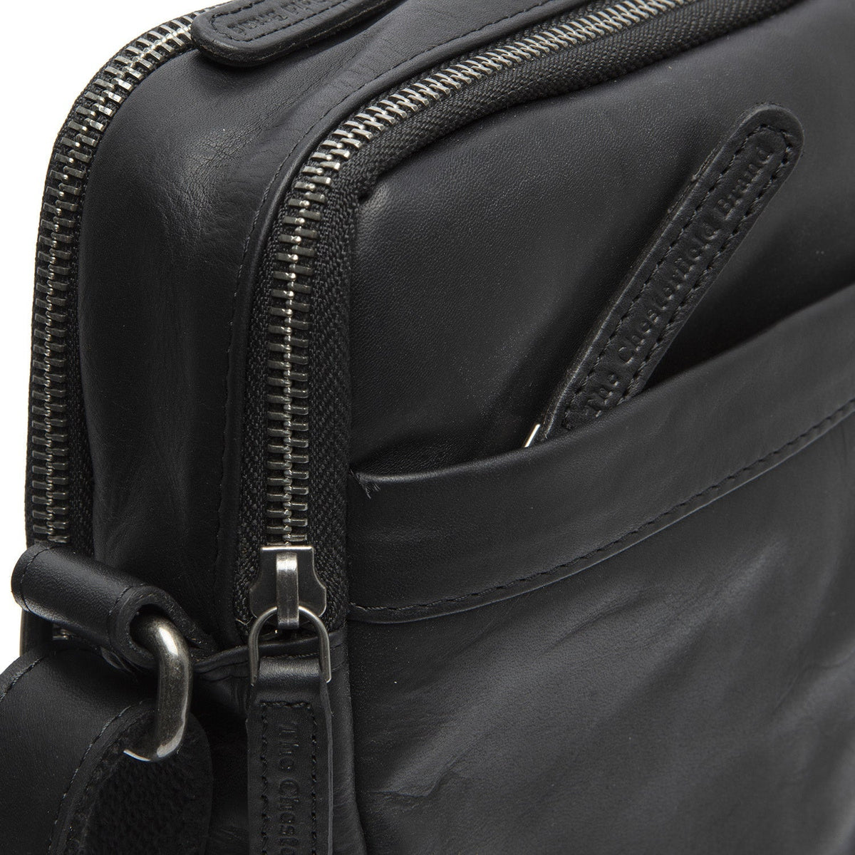 
Solid Antique Brass Hardware & Heavy-Duty Dual Zipper Detail on Alva حقيبة كروس جلدية