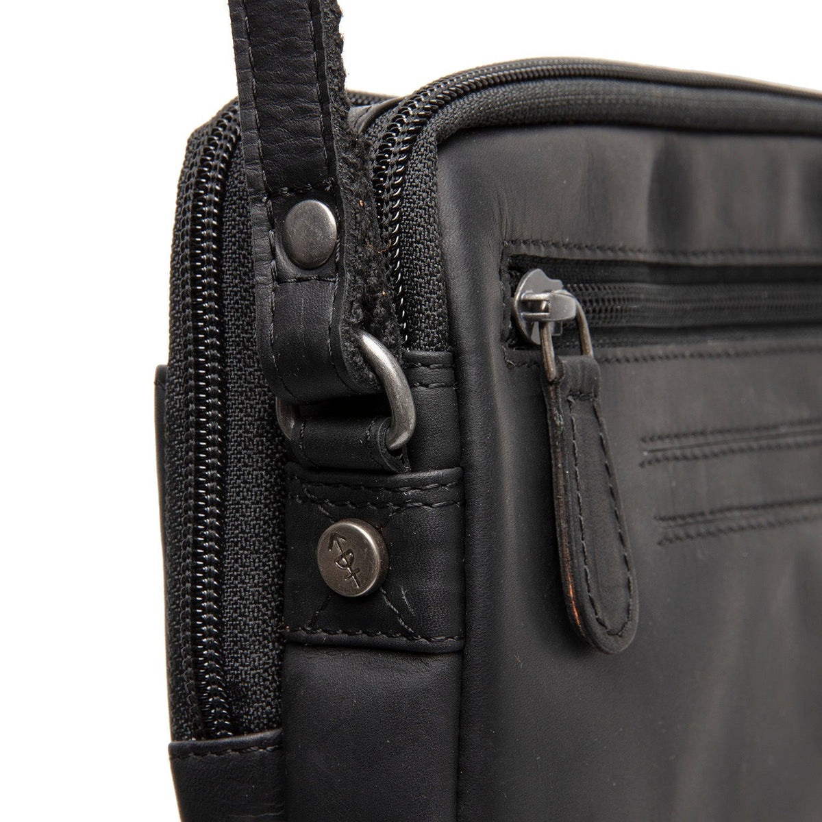 
عرض البطانة الداخلية Showing Dedicated Padded Laptop Sleeve & Multi-Compartment Organization
