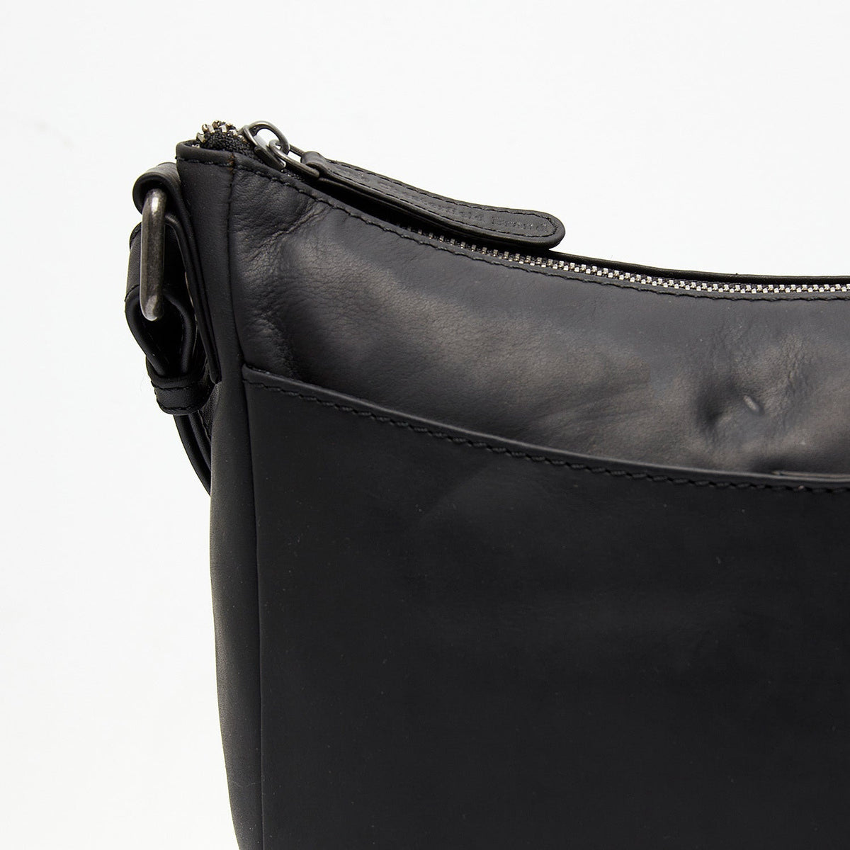 
Classic 100% Full-Grain leather Bag - عرض خلفي يوضح أحزمة الجلد المقواة والخياطة المتقنة