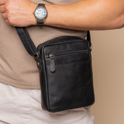 
Classic 100% Full-Grain leather Bag - عرض خلفي يوضح أحزمة الجلد المقواة والخياطة المتقنة
