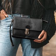 
Classic 100% Full-Grain leather Bag - عرض خلفي يوضح أحزمة الجلد المقواة والخياطة المتقنة