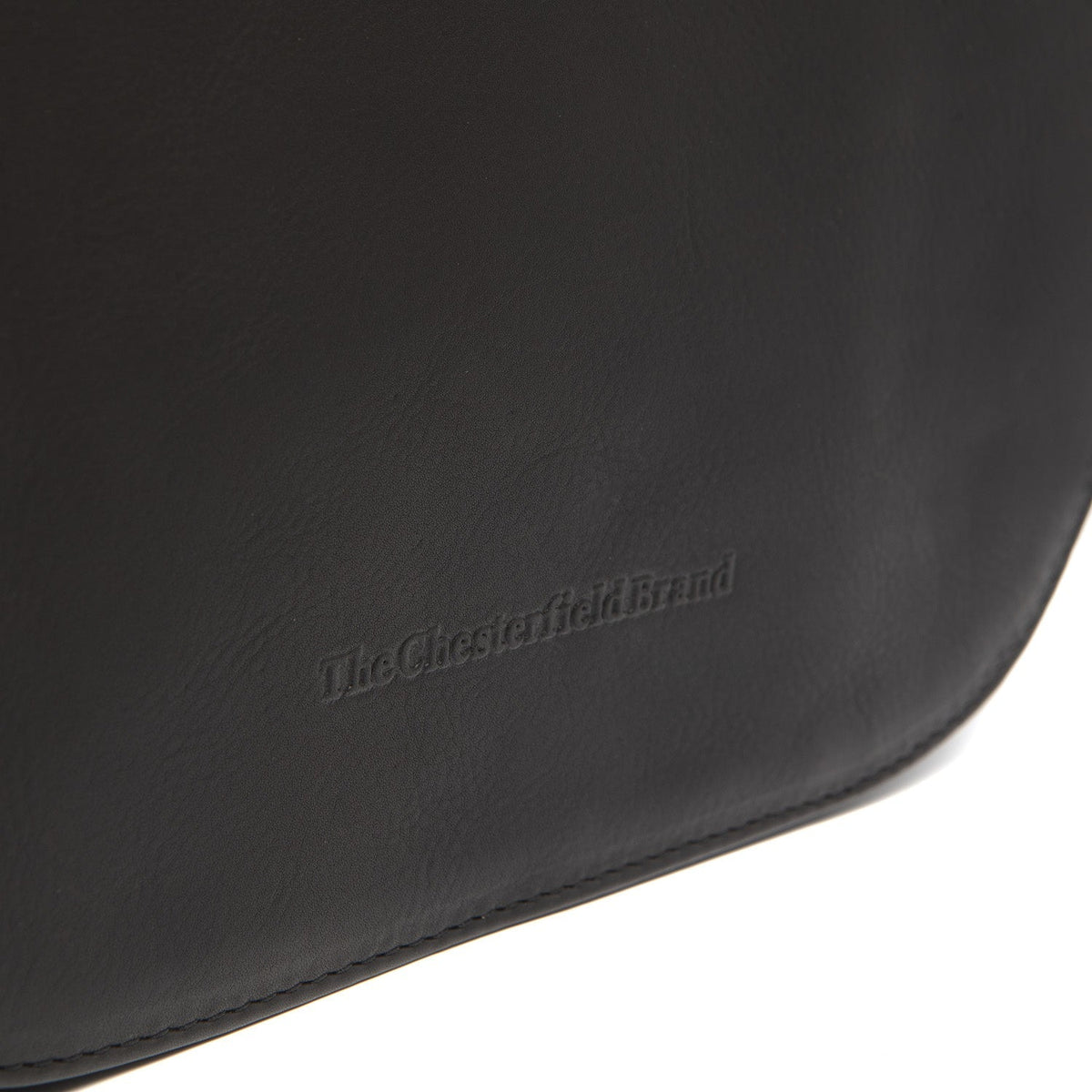 
Solid Antique Brass Hardware & Heavy-Duty Dual Zipper Detail on Millie حقيبة كروس جلدية