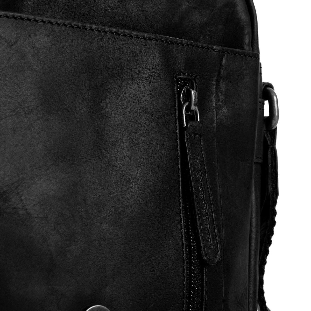 
Solid Antique Brass Hardware & Heavy-Duty Dual Zipper Detail on Remy حقيبة كروس جلدية