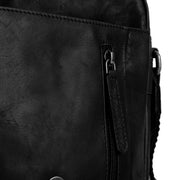 
Solid Antique Brass Hardware & Heavy-Duty Dual Zipper Detail on Remy حقيبة كروس جلدية