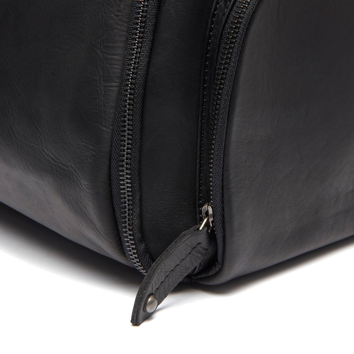 Leather Garment Bag Finlay نسائي - Lateral Side Profile View Showing Sleeve Cut &amp; Athletic Taper Fit