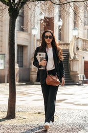 Styled Fit Perspective of Chili Full-Grain Leather Handbag نسائي on Model - Natural Daylight Drape
