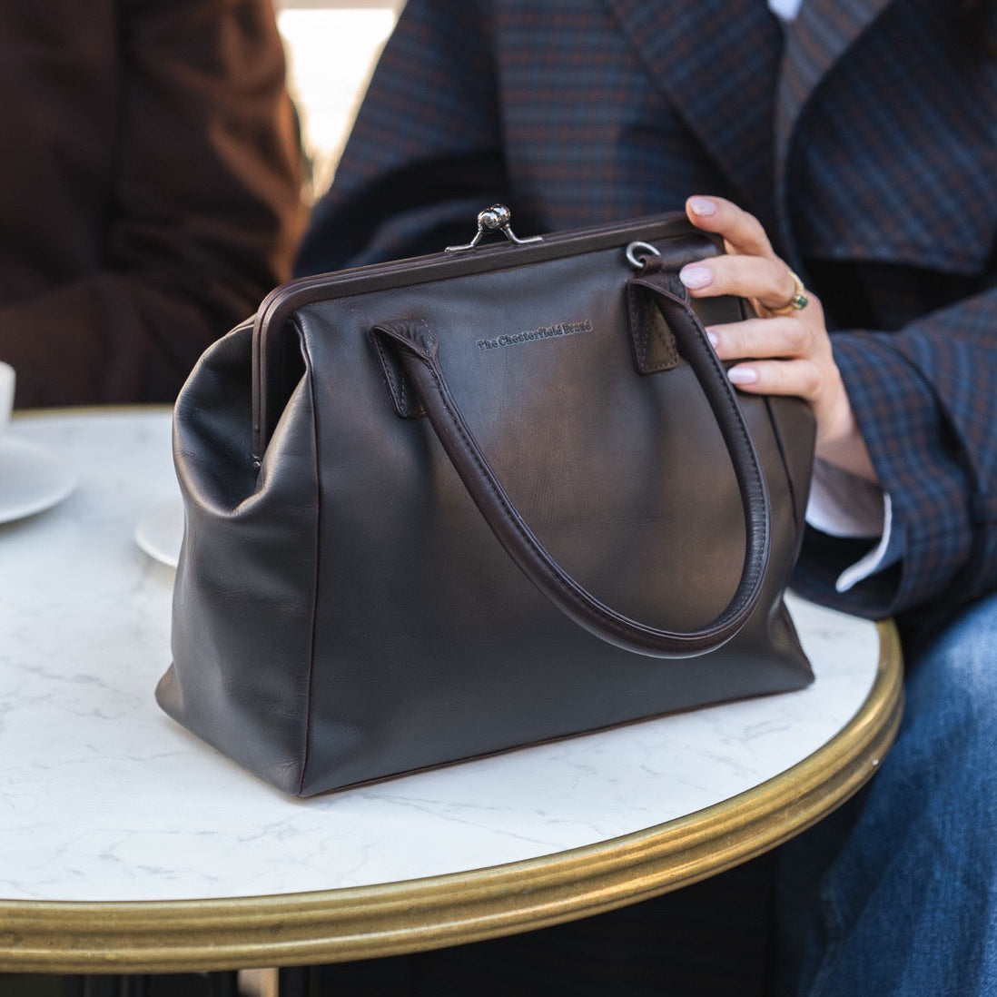 Styled Fit Perspective of Dorin جلد طبيعي فل جرين Handbag on Model - Natural Daylight Drape
