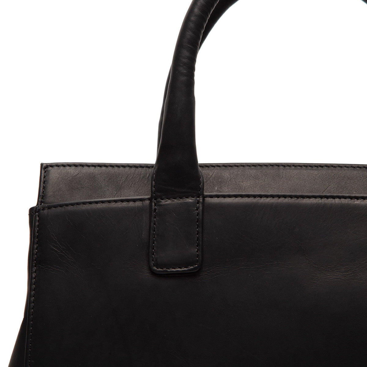 
تفاصيل مقربة of Classic Collar & Heavy-Duty Zipper Hardware on Garda حقيبة يد جلدية