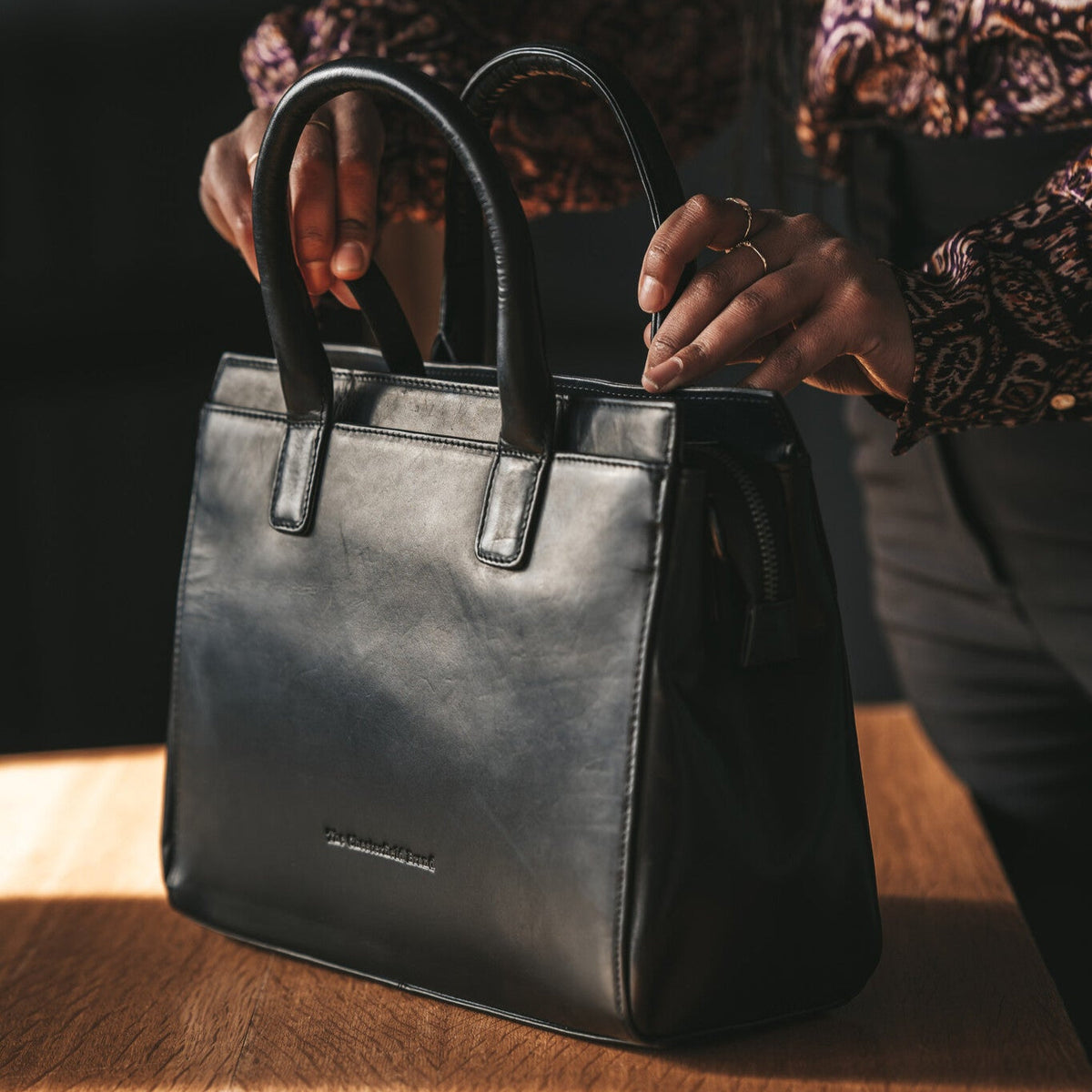 Garda Full-Grain Leather Handbag - عرض جانبي يوضح قَصّة الأكمام المريحة