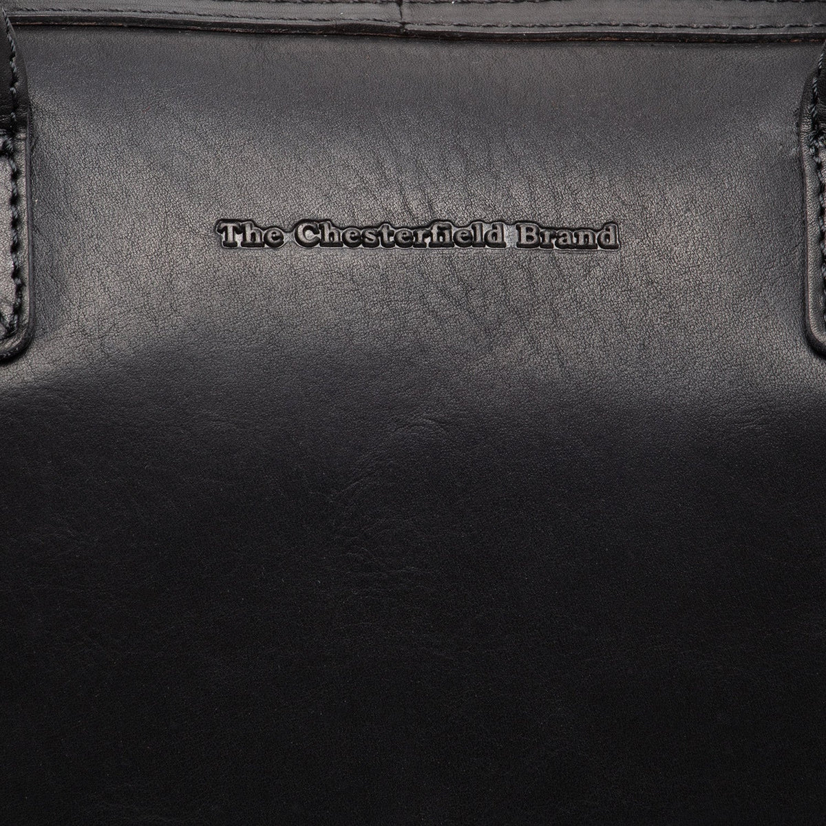Close-Up Detail of Classic Collar &amp; Heavy-Duty Zipper Hardware on Langton Full-Grain Leather Handbag نسائي