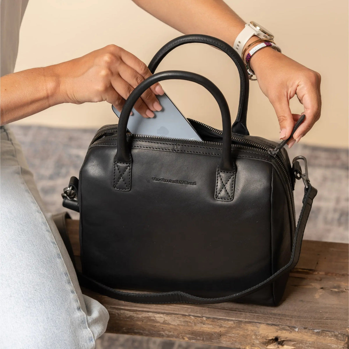 Langton Full-Grain Leather Handbag نسائي - Lateral Side Profile View Showing Sleeve Cut &amp; Athletic Taper Fit