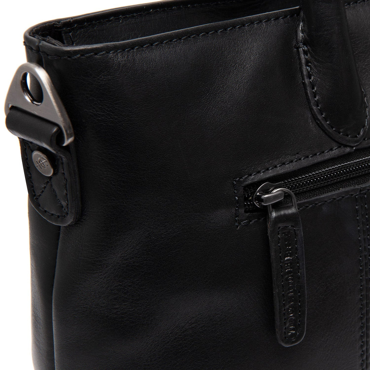 Close-Up Detail of Classic Collar &amp; Heavy-Duty Zipper Hardware on Pergamino جلد طبيعي فل جرين Handbag