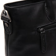 Close-Up Detail of Classic Collar &amp; Heavy-Duty Zipper Hardware on Pergamino جلد طبيعي فل جرين Handbag