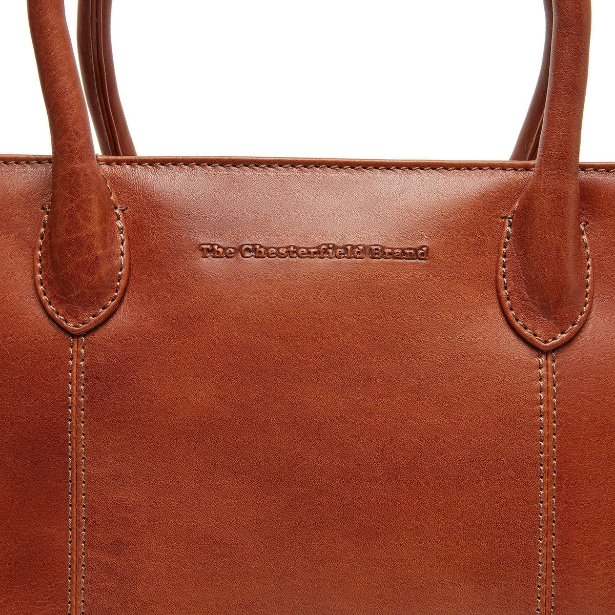 Styled Fit Perspective of Pergamino جلد طبيعي فل جرين Handbag on Model - Natural Daylight Drape