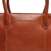Styled Fit Perspective of Pergamino جلد طبيعي فل جرين Handbag on Model - Natural Daylight Drape