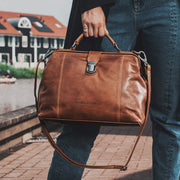 Styled Fit Perspective of Shaun Full-Grain Leather Handbag نسائي on Model - Natural Daylight Drape