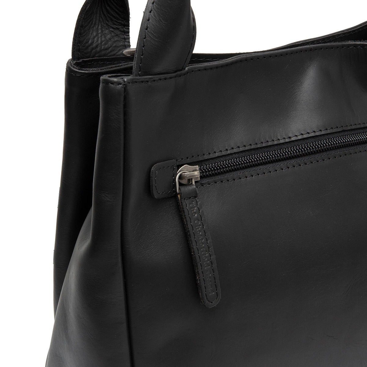 Close-Up Detail of Classic Collar &amp; Heavy-Duty Zipper Hardware on Tenara Full-Grain Leather Handbag نسائي