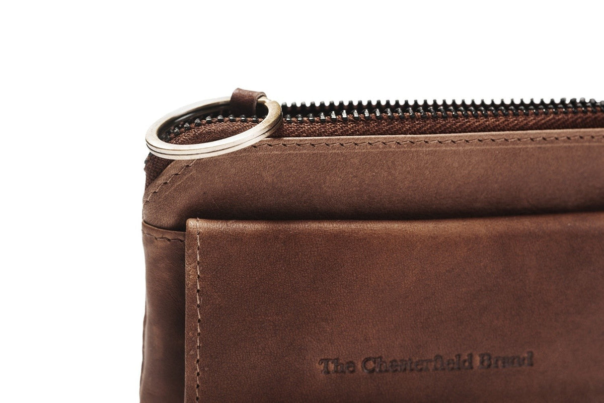 Styled Fit Perspective of Oliver Full-Grain Leather Key Case نسائي on Model - Natural Daylight Drape