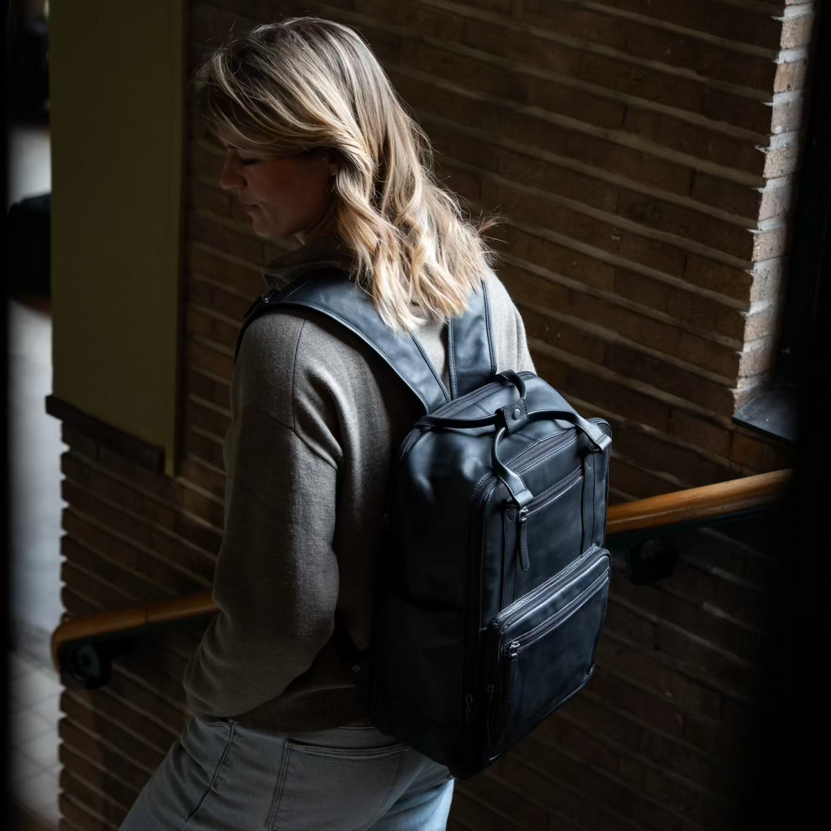 Calden Full-Grain Leather Laptop Backpack نسائي - Structured Side Profile Showing Gusset Depth &amp; Expansion Capacity