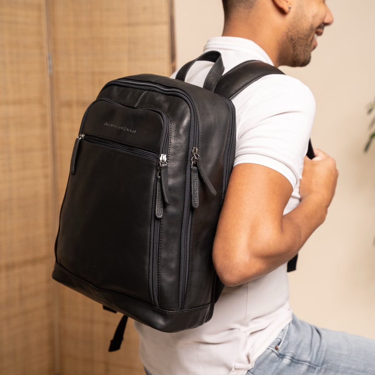 Classic 100% Full-Grain leather Backpack - عرض خلفي يوضح أحزمة الجلد المقواة والخياطة المتقنة