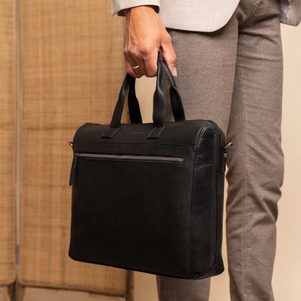 Levanto Full-Grain Leather Laptop Bag نسائي - Structured Side Profile Showing Gusset Depth &amp; Expansion Capacity