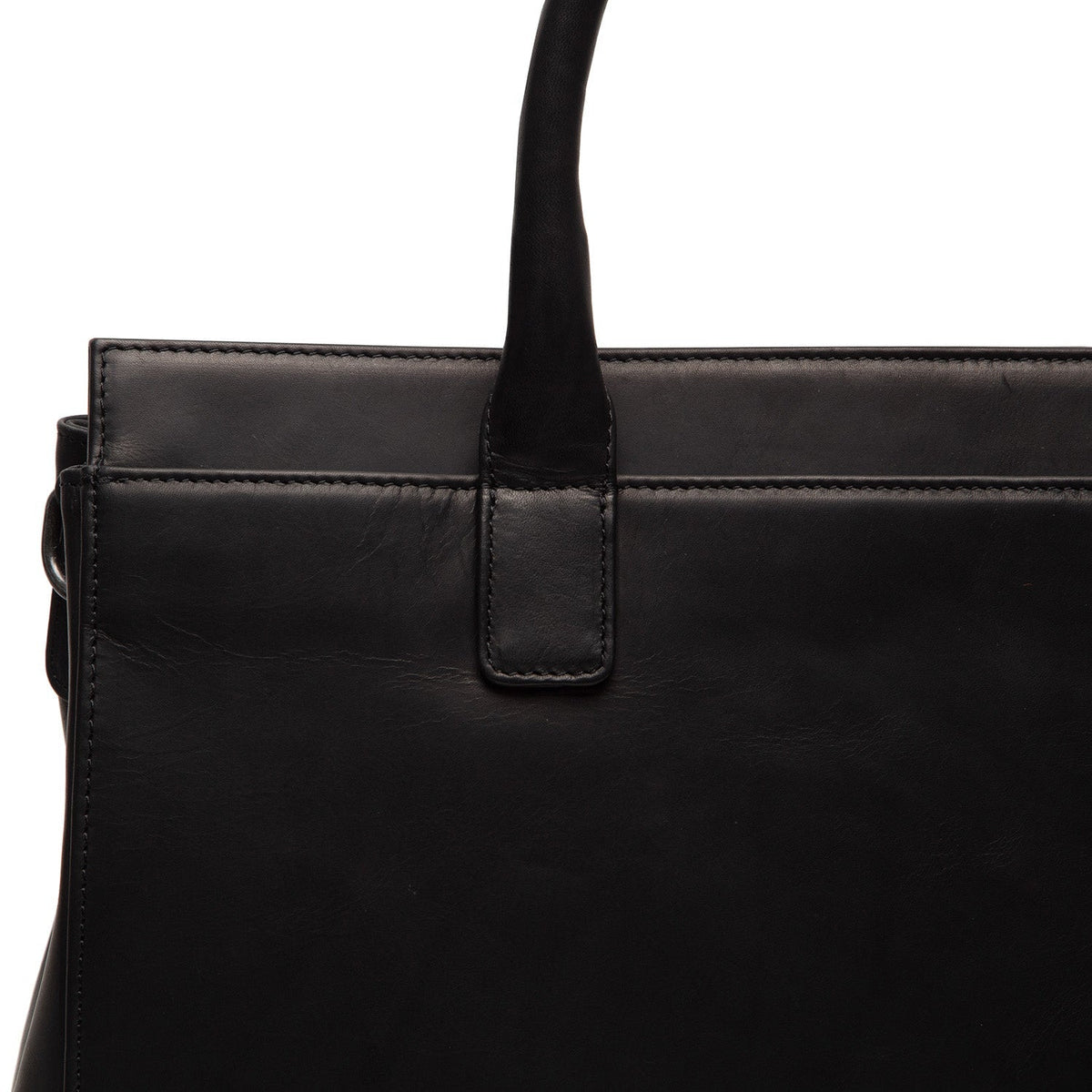 
Solid Antique Brass Hardware & Heavy-Duty Dual Zipper Detail on Rivera حقيبة لابتوب جلدية